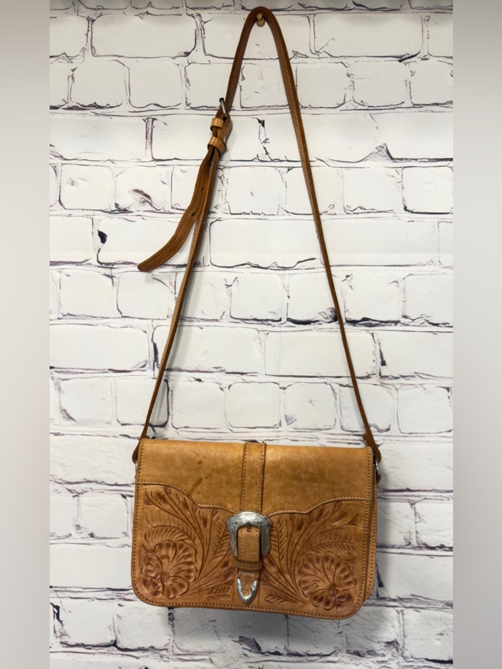 VINTAGE AMERICAN WEST LEATHER TOOLED BUCKLE DETAIL SHOULDERS CROSSBODY BAG TAN - Picture 3 of 15